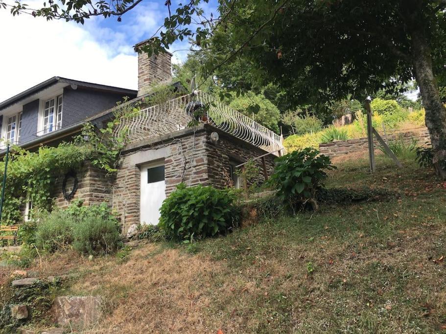 Cottage Perche Dans Les Montagnes Du Mont-Saint-Michel Beauficel Exterior photo